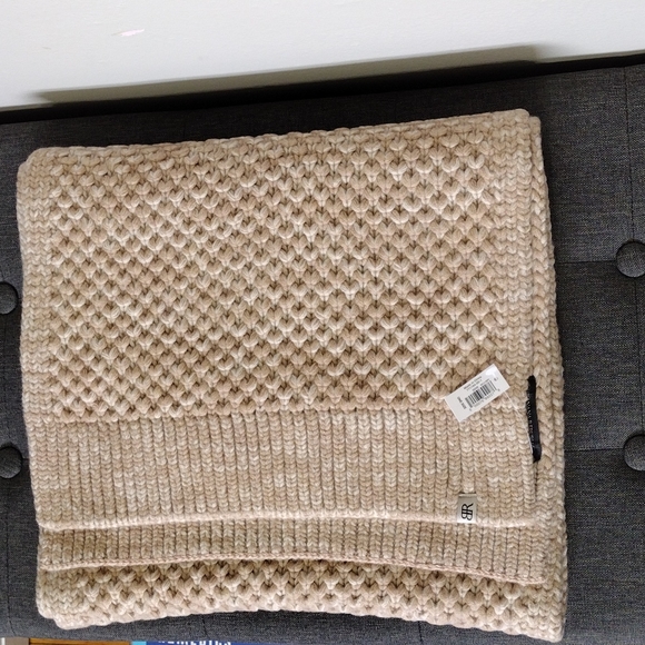 Banana Republic Merino Popcorn Stitch Scarf - Picture 2 of 5